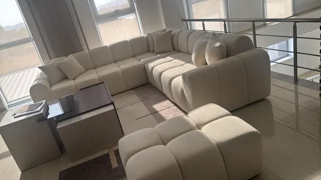 Divan i vërtetë në një magazinë partnere në Tiranë (1/30)