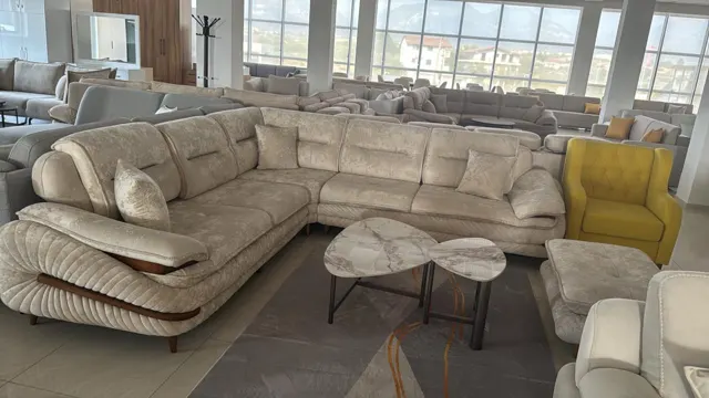 Divan i vërtetë në një magazinë partnere në Tiranë (3/30)