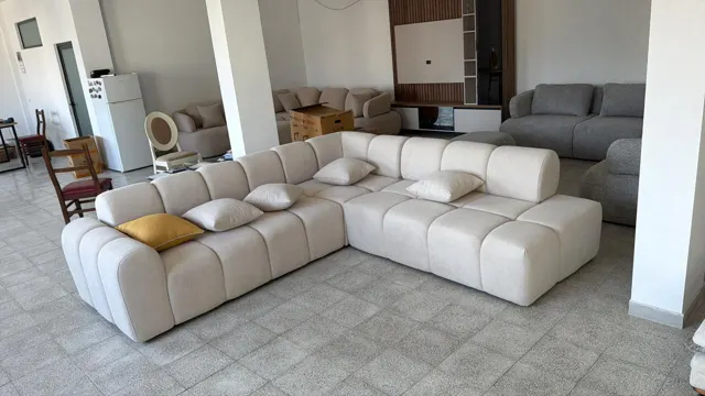 Divan i vërtetë në një magazinë partnere në Tiranë (8/8)