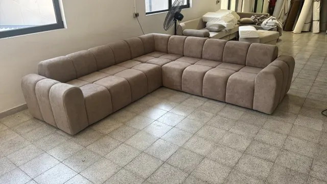 Divan i vërtetë në një magazinë partnere në Tiranë (5/8)