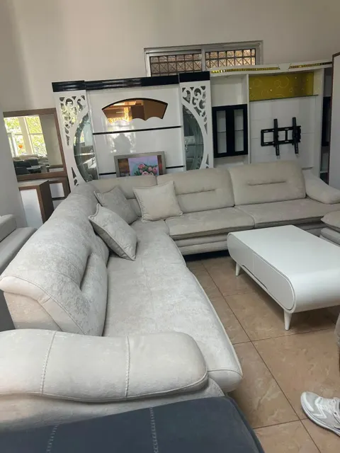Divan i vërtetë në një magazinë partnere në Tiranë (18/30)
