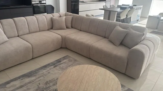 Divan i vërtetë në një magazinë partnere në Tiranë (21/30)