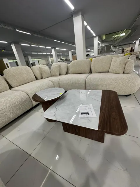 Divan i vërtetë në një magazinë partnere në Tiranë (23/30)