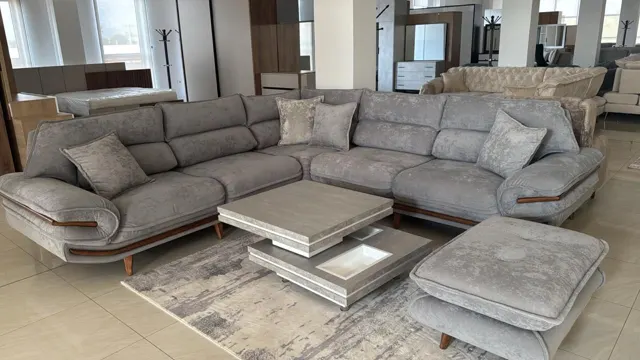 Divan i vërtetë në një magazinë partnere në Tiranë (30/30)